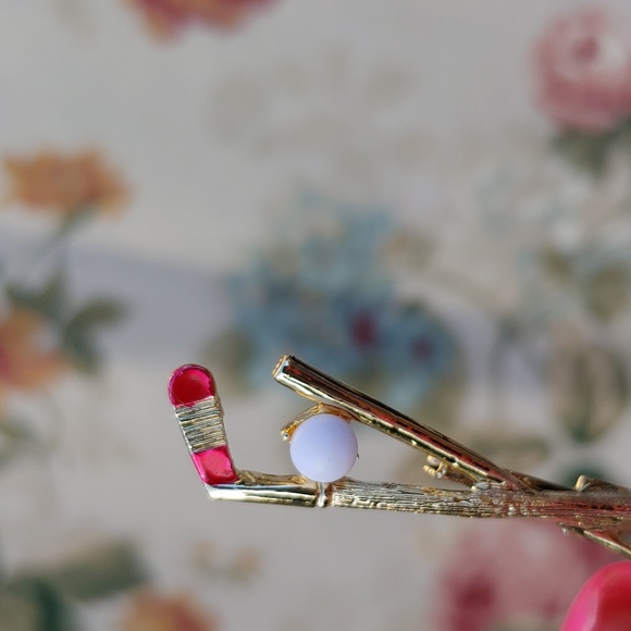 Vintage Gerry's Golf Flagstick and Club Brooch in a Gold Tone - Picture 9 of 12